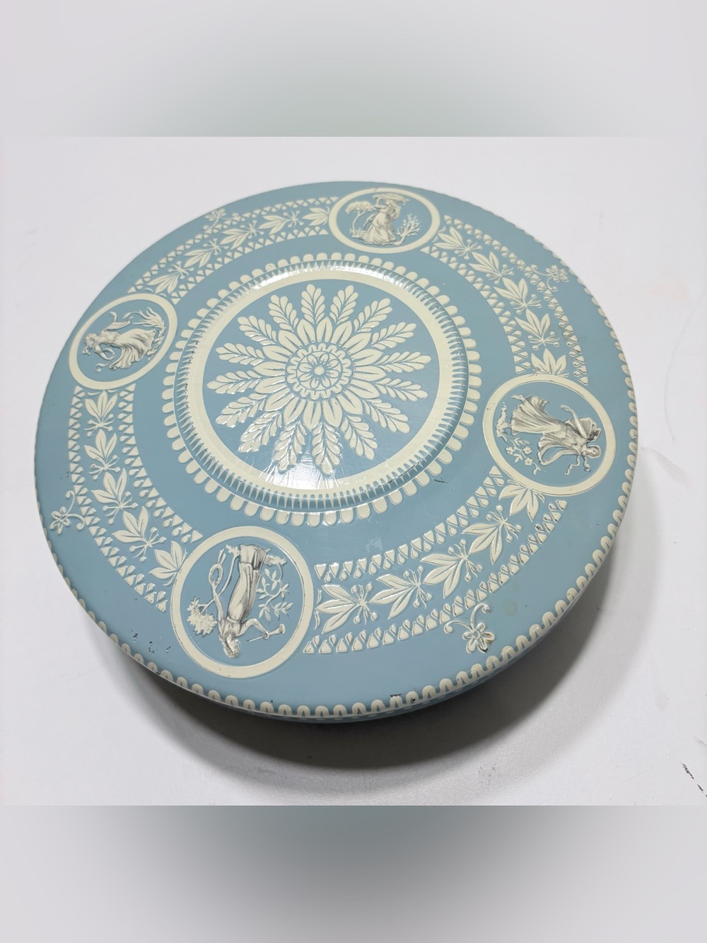 VTG Wedgewood Style Round Biscuit Cookie Tin 8.5" x 3" Made in Holland